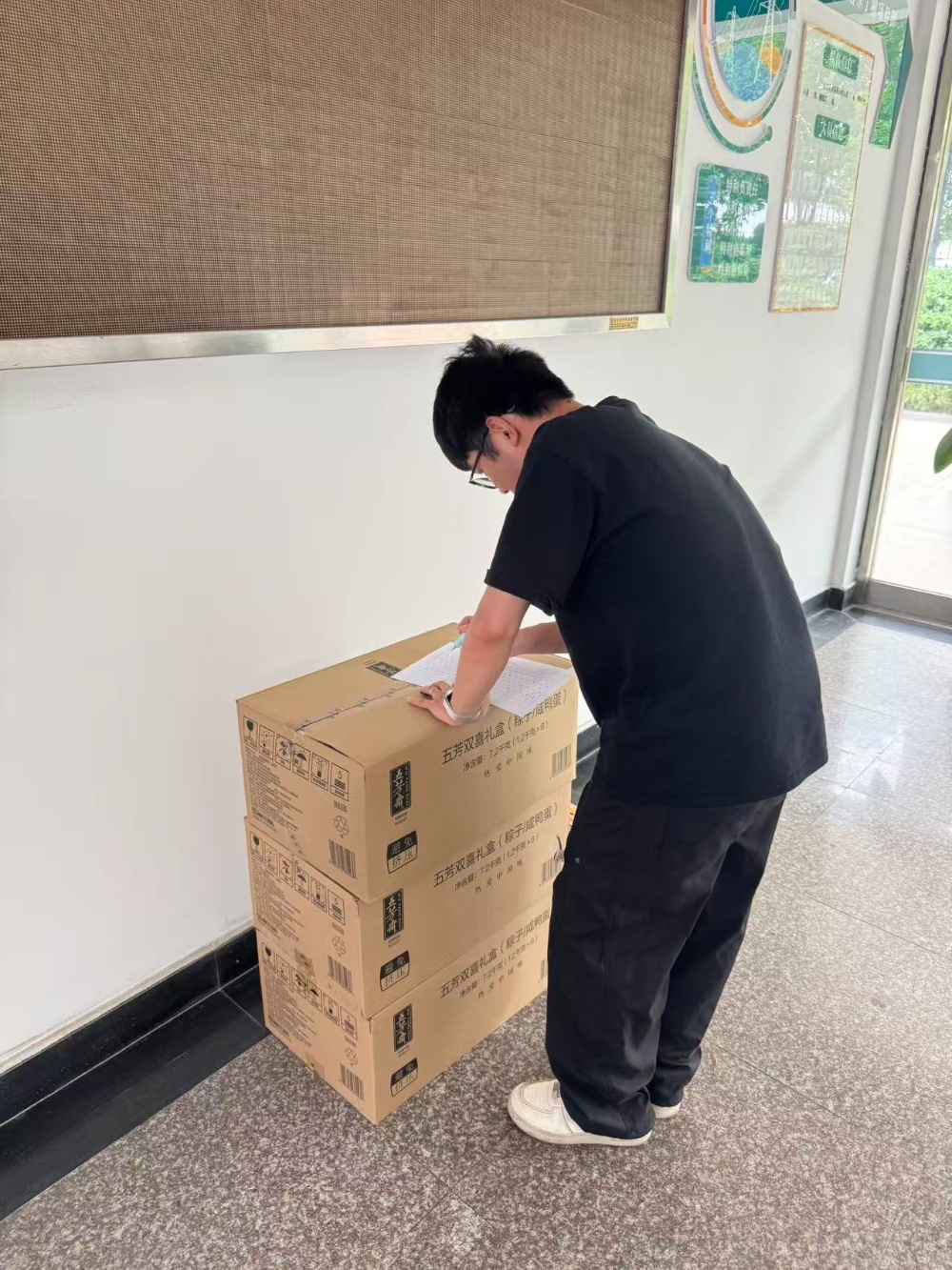 员工们有序排队领取端午礼盒,现场气氛温馨